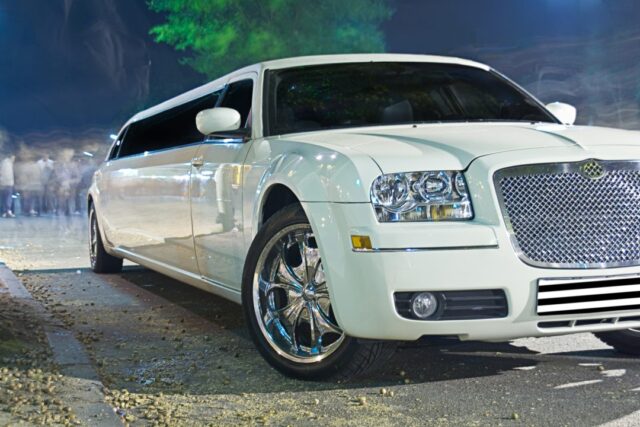 7 Factors to consider before hiring limousine rental services